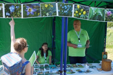 Ranger-Stand mit Wildblumen-Quiz